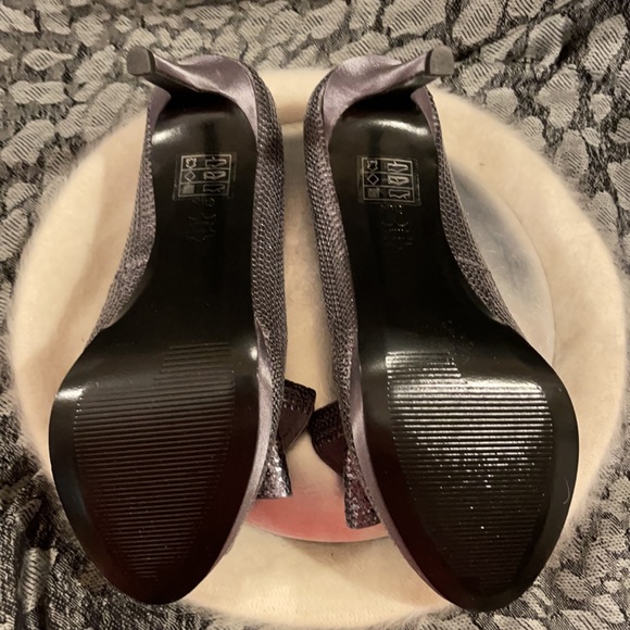 Stepping Out 👠 Beautiful Shiny Heels with Double Bow 🎀 - Picture 9 of 11